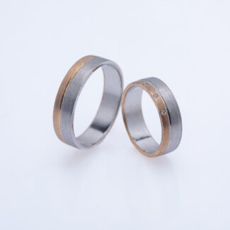 Dvobojne burme od belog i roze zlata sa tri kamenčića