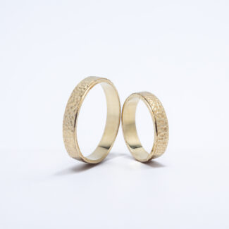 Burme od žutog zlata sa kovanom teksturom