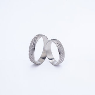 Burme od belog zlata sa hrapavom površinom i kosim urezima