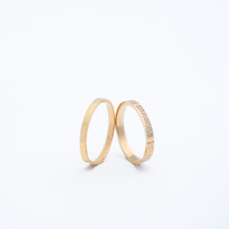 Par burmi izrađen od žutog zlata sa hrapavom površinom i dijamantima u liniji